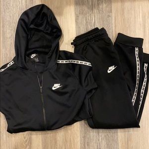 Nike jogging suit boys XL